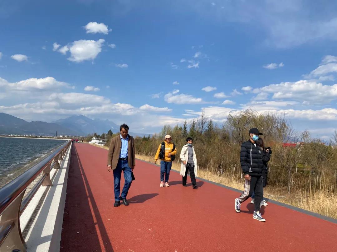 麗江這里環(huán)海而建的長廊，你不來看看？