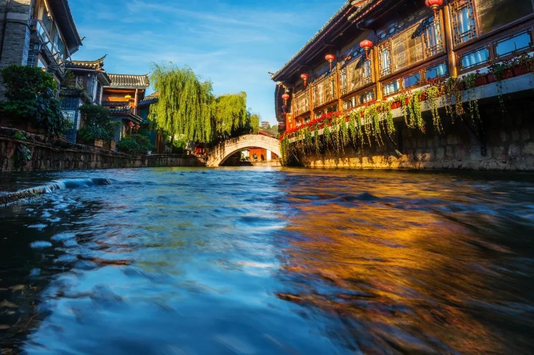 我在麗江古城， 邂逅了一扇詩意的窗， 看櫥窗里的風景， 淡然且自在。