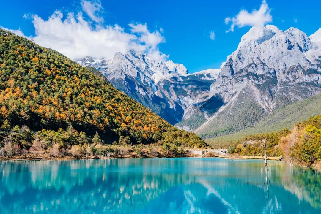玉龍雪山的夏天繽紛多彩，玩一次“夏天的雪”最美的風(fēng)景與你不期而遇。