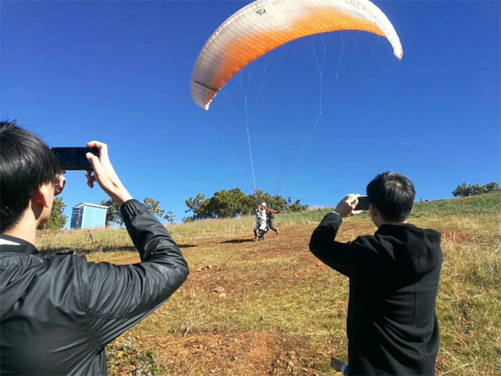 麗江旅游攻略小編帶您了解麗江戶外運動：麗江滑翔傘，是麗江曼沙卡丁車俱樂部推出的小眾刺激的團建項目之一