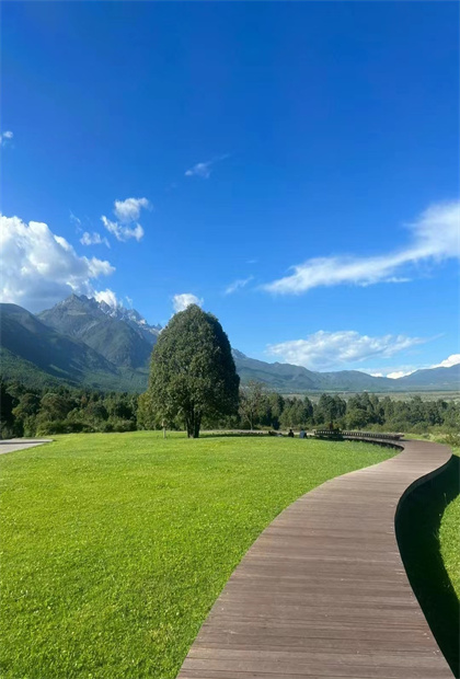 麗江旅游公司：雪山腳下靜謐的一片風景